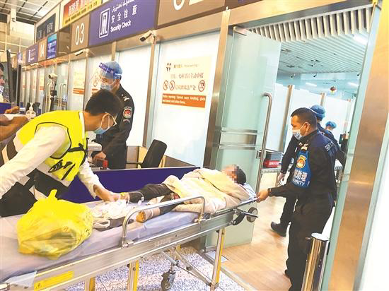 为送新疆断臂男孩紧急就医，他们把准备起飞的飞机“叫”了回来休闲区蓝鸢梦想 - Www.slyday.coM
