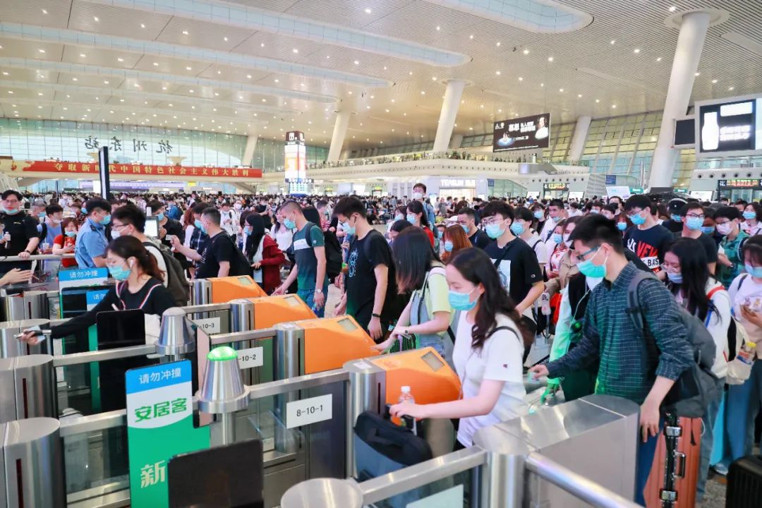 杭州东站旅客在有序通过闸机验票进站 周围 摄