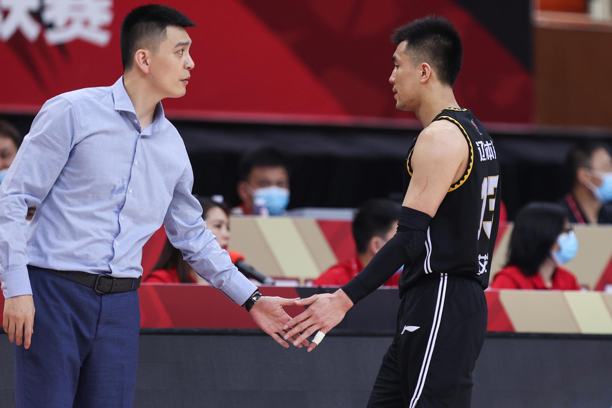 杨鸣和郭艾伦击掌.