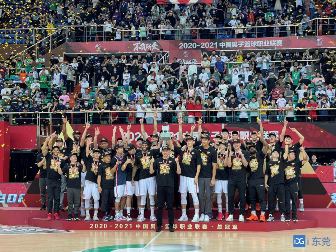 刚刚十一冠王载誉凯旋