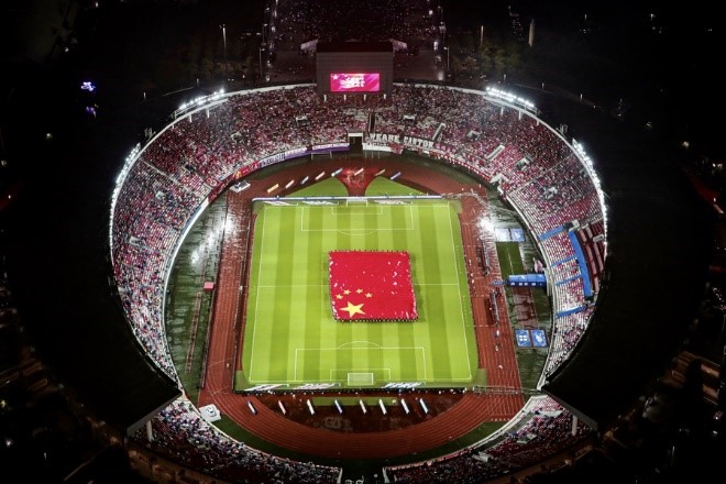 巨幅国旗亮相广州　3万名球迷合唱《我和我的祖国》休闲区蓝鸢梦想 - Www.slyday.coM