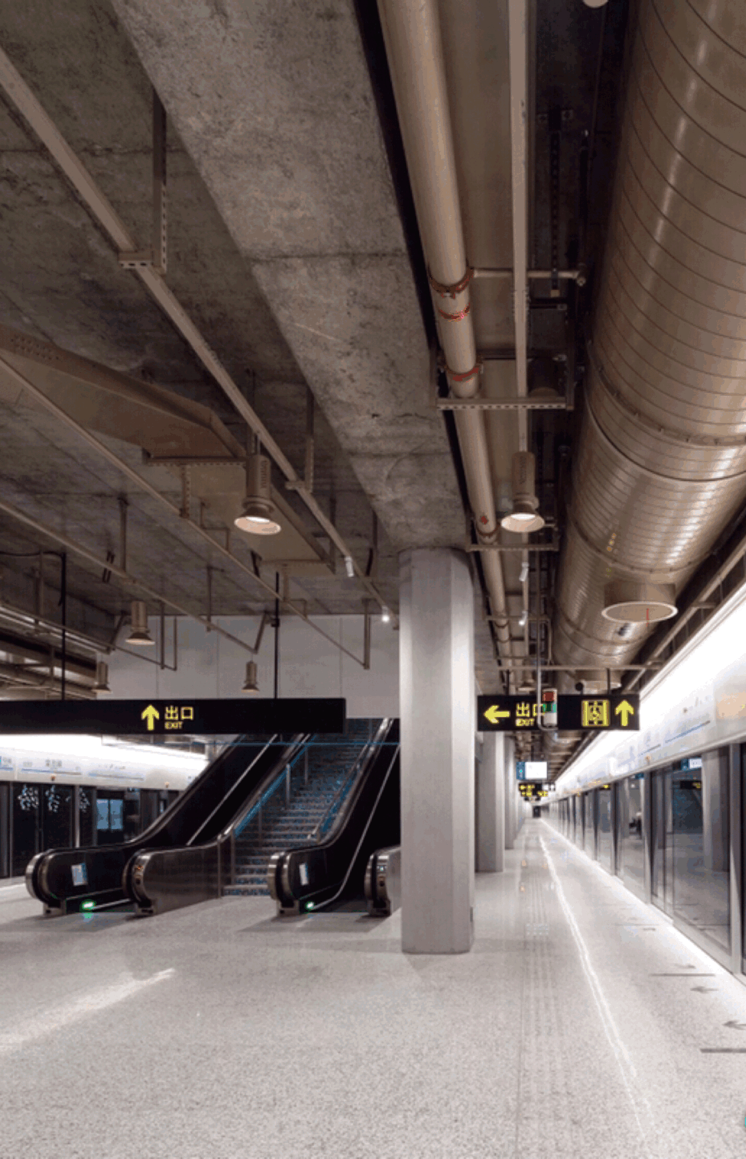 金/吉/路metro前有汉中路站的光影蝴蝶,后有国际客运中心站的浩瀚星空