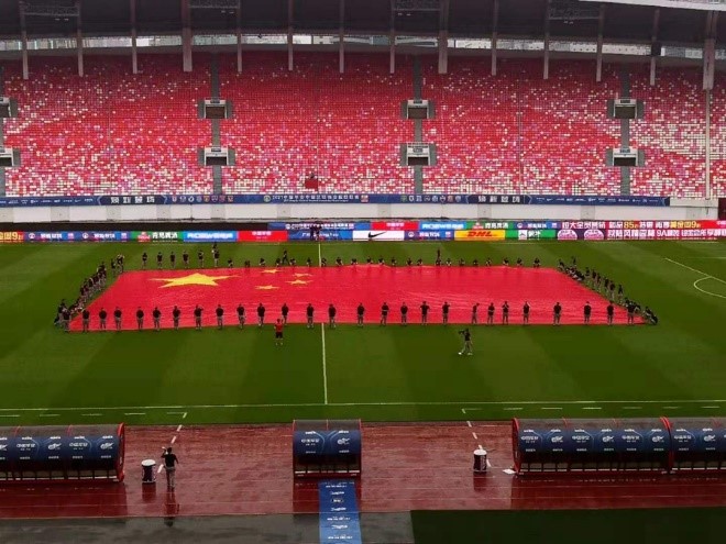 巨幅国旗亮相广州　3万名球迷合唱《我和我的祖国》休闲区蓝鸢梦想 - Www.slyday.coM