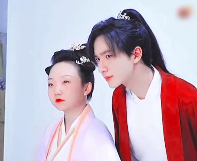 都说李宏毅对女主辣目洋子不满但看两人的拍戏花絮误会大了