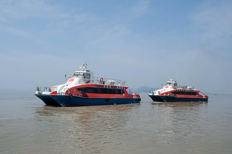 记者来到江门台山市川岛镇山咀码头,看到海面上有两艘插着鲜艳党旗的"