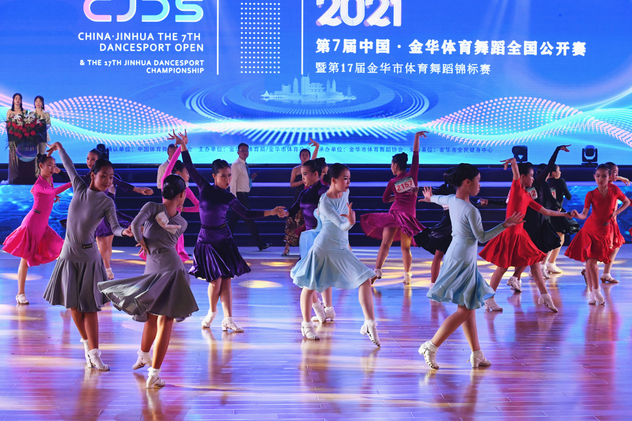来自全国各地的3800多名体育舞蹈职业选手和爱好者参加比赛