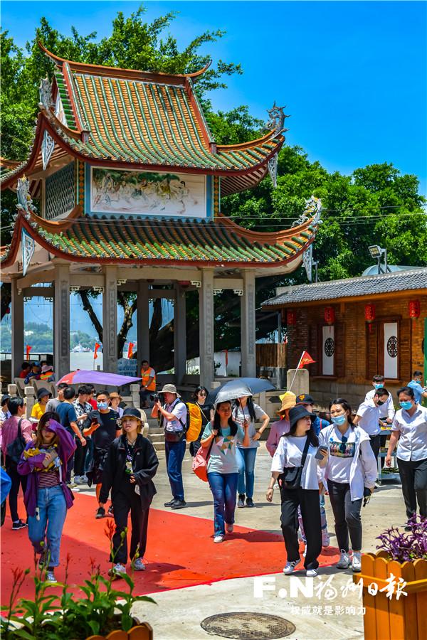 长乐猴屿乡迎来众多游客.陈暖 摄