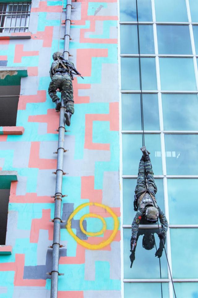 武警百色支队特战队员在进行攀登下滑训练