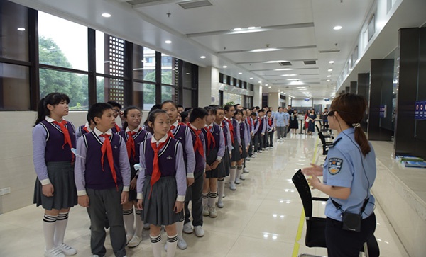 重庆当地师生参观第五巡回法庭。