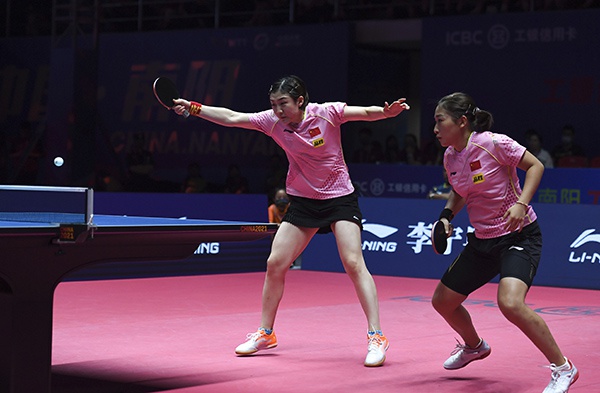 5月28日，刘诗雯/陈梦（左）在比赛中。 新华社 图