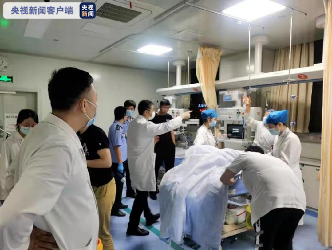 南京警方通报：一男子驾车撞人并持刀捅人，已被抓获休闲区蓝鸢梦想 - Www.slyday.coM
