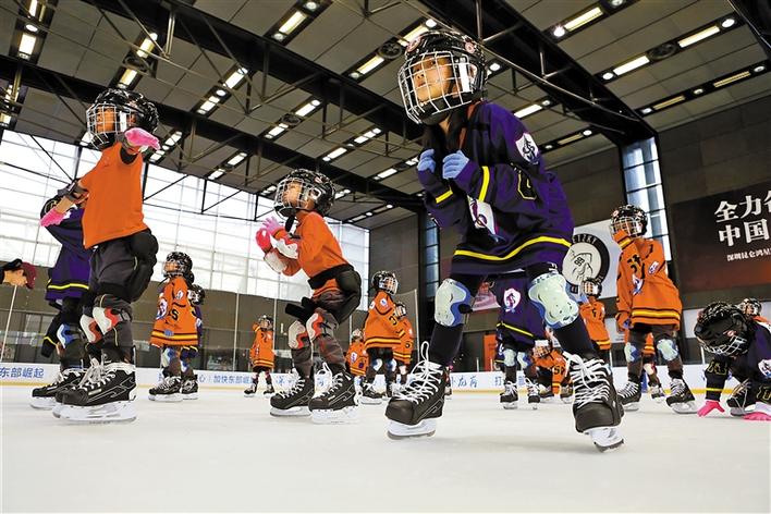 孩子在冰球馆内感受冰雪运动的魅力.资料图.