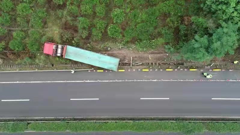 货车司机接听电话 撞死路边3乘客 四川省公安厅交警总队典型事故案例曝光休闲区蓝鸢梦想 - Www.slyday.coM