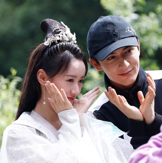 袁冰妍新剧杀青不发照但却出现在别人的合照中人缘如何很明显