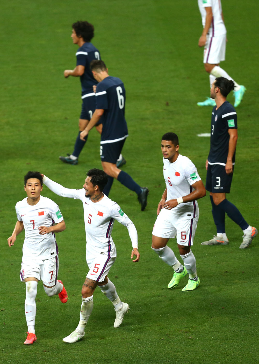 ↑中国队球员武磊（左一）在比赛中打入中国队第三粒进球后庆祝。新华社记者贾浩成摄