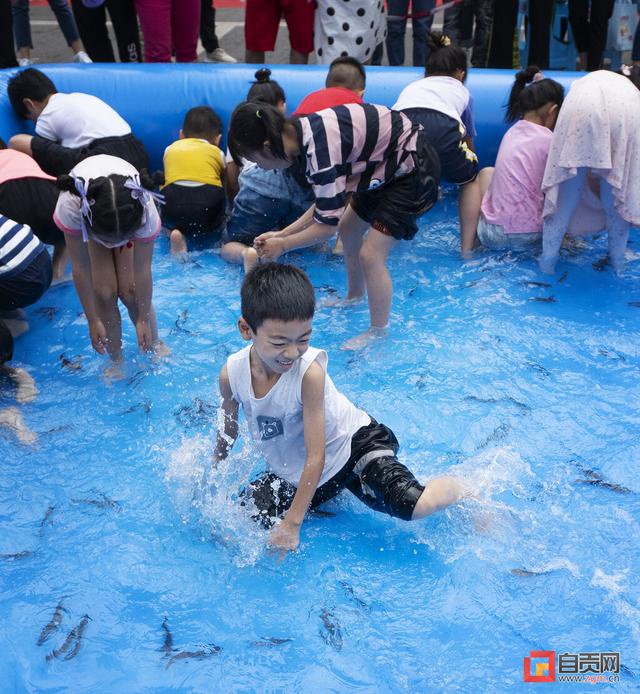 英祥集团欢度六一·快乐童年捉泥鳅大赛暨爱心公益捐赠活动举行