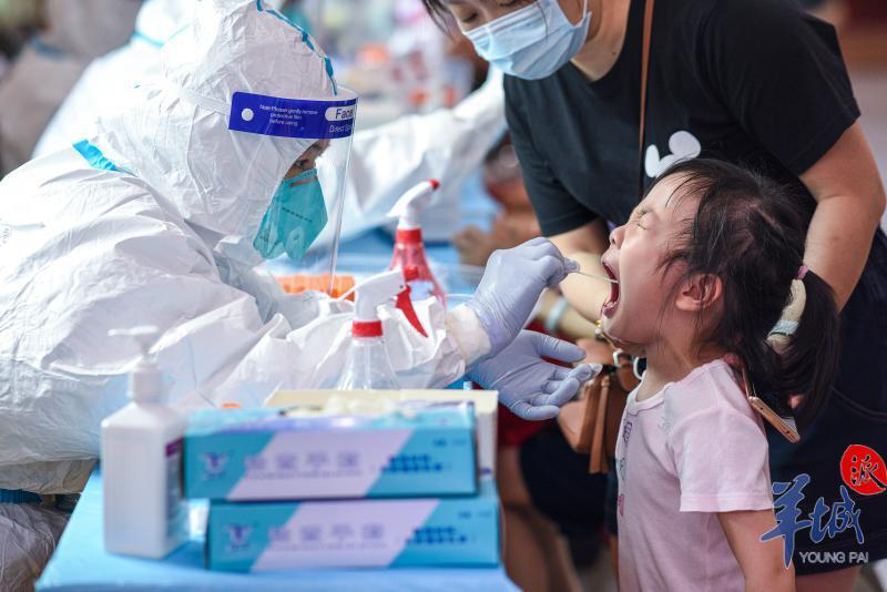 图集视频现场直击海珠萌娃核酸检测我们都是小勇士