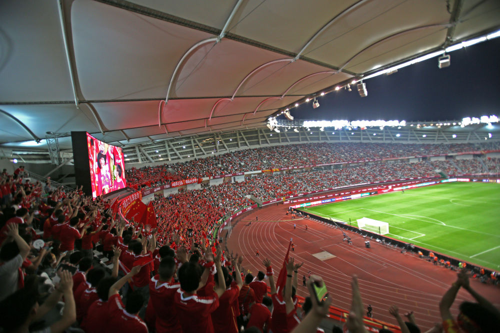 观众在比赛前欢呼.新华社记者贾浩成摄