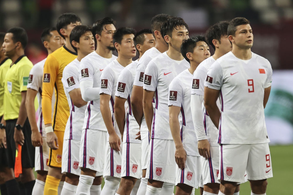 ↑中国队首发球员在赛前出场仪式上。新华社记者曹灿摄