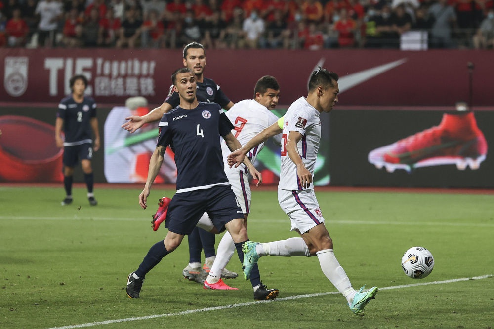 ↑中国队球员吴曦（右一）在比赛中起脚射门，为中国队打入第四粒进球。新华社记者曹灿摄