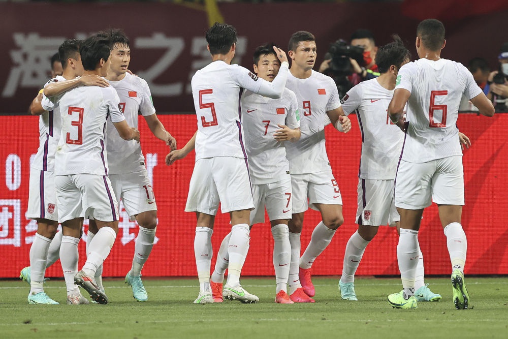 ↑中国队球员武磊（右四）在进球后与队友庆祝。新华社记者曹灿摄