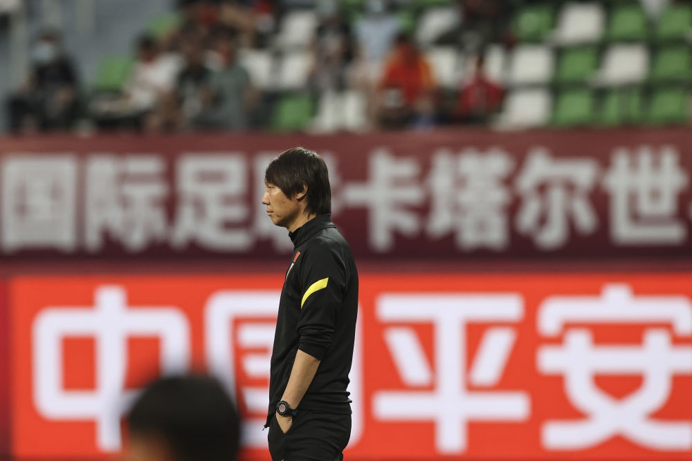 ↑中国队主教练李铁在比赛前。新华社记者曹灿摄
