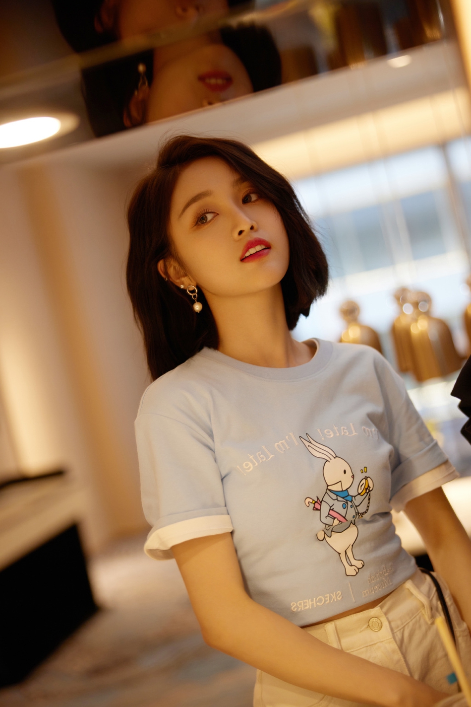 吴宣仪穿婴儿蓝短t配热裤 童心满满玩吹泡泡画风清新