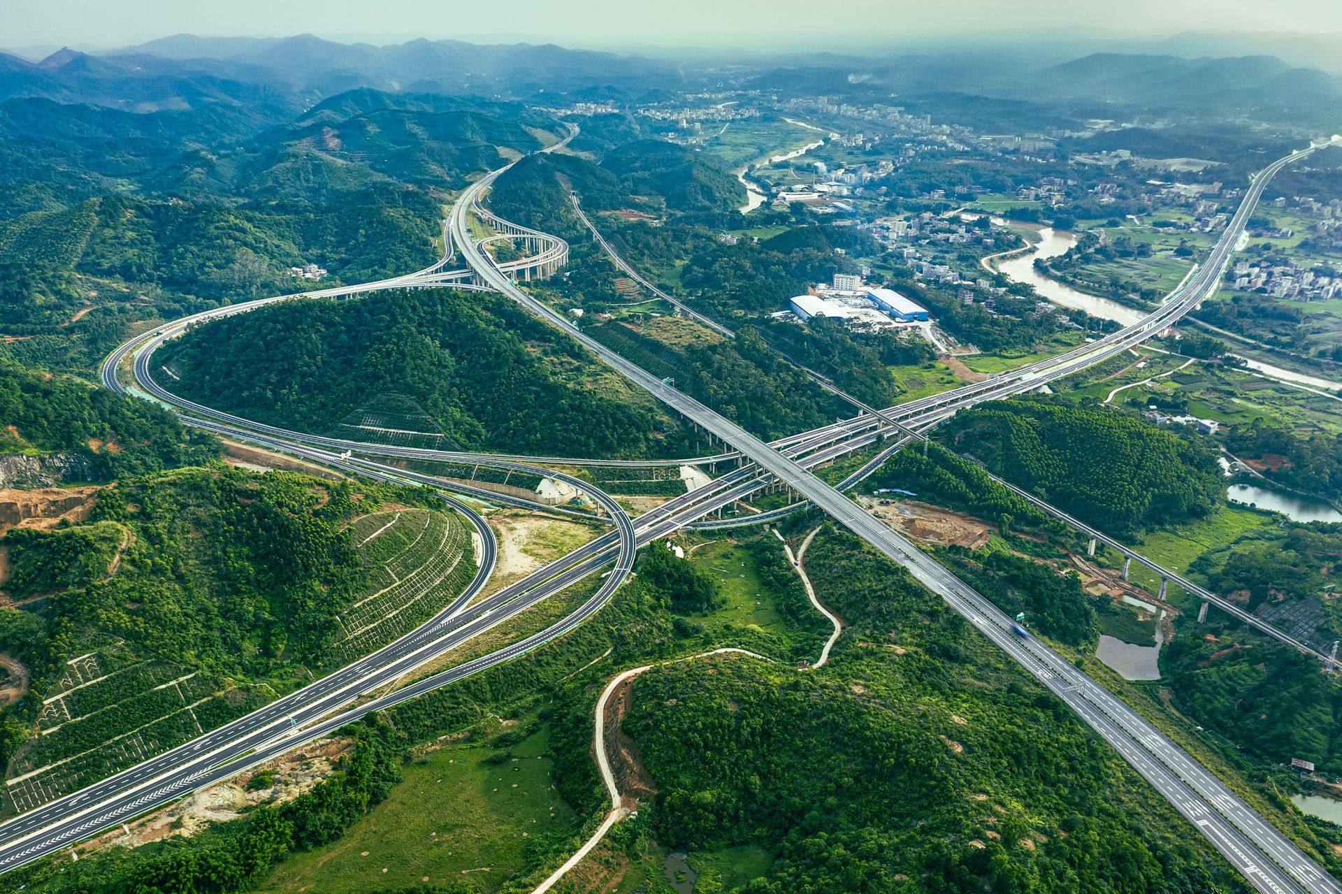 木九山枢纽,水口,北界,荷花共13处互通立交,其中寻龙枢纽连接罗阳高速