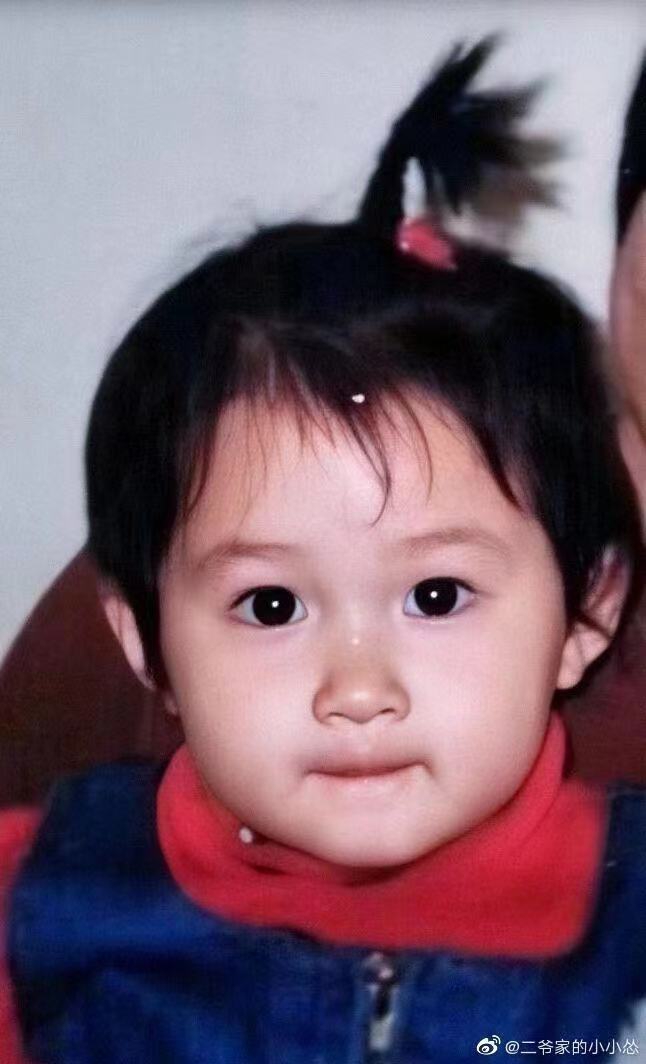 关晓彤童年照曝光 手抱洋娃娃 自己也像洋娃娃