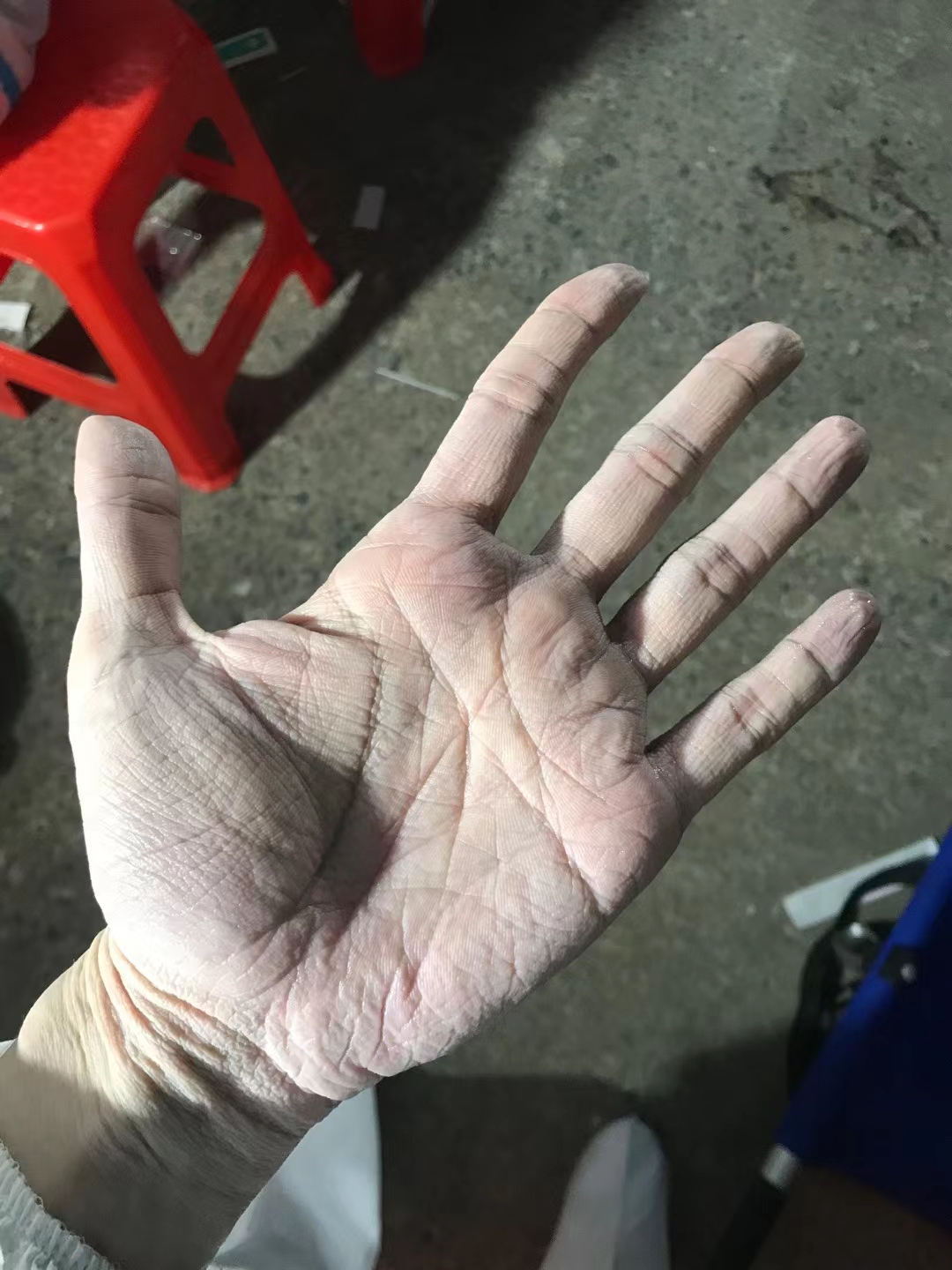 那一双双手一张张脸令人动容感恩坚守在一线的医护人员