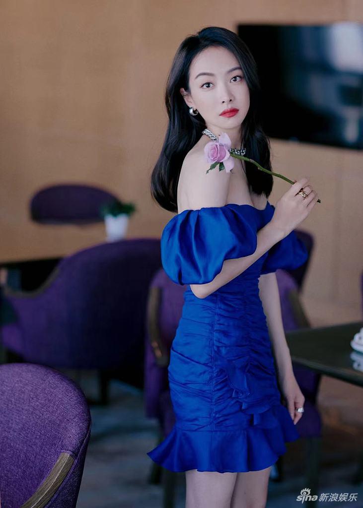 宋茜穿蓝色抹胸裙大秀曲线 手拿鲜花明艳动人