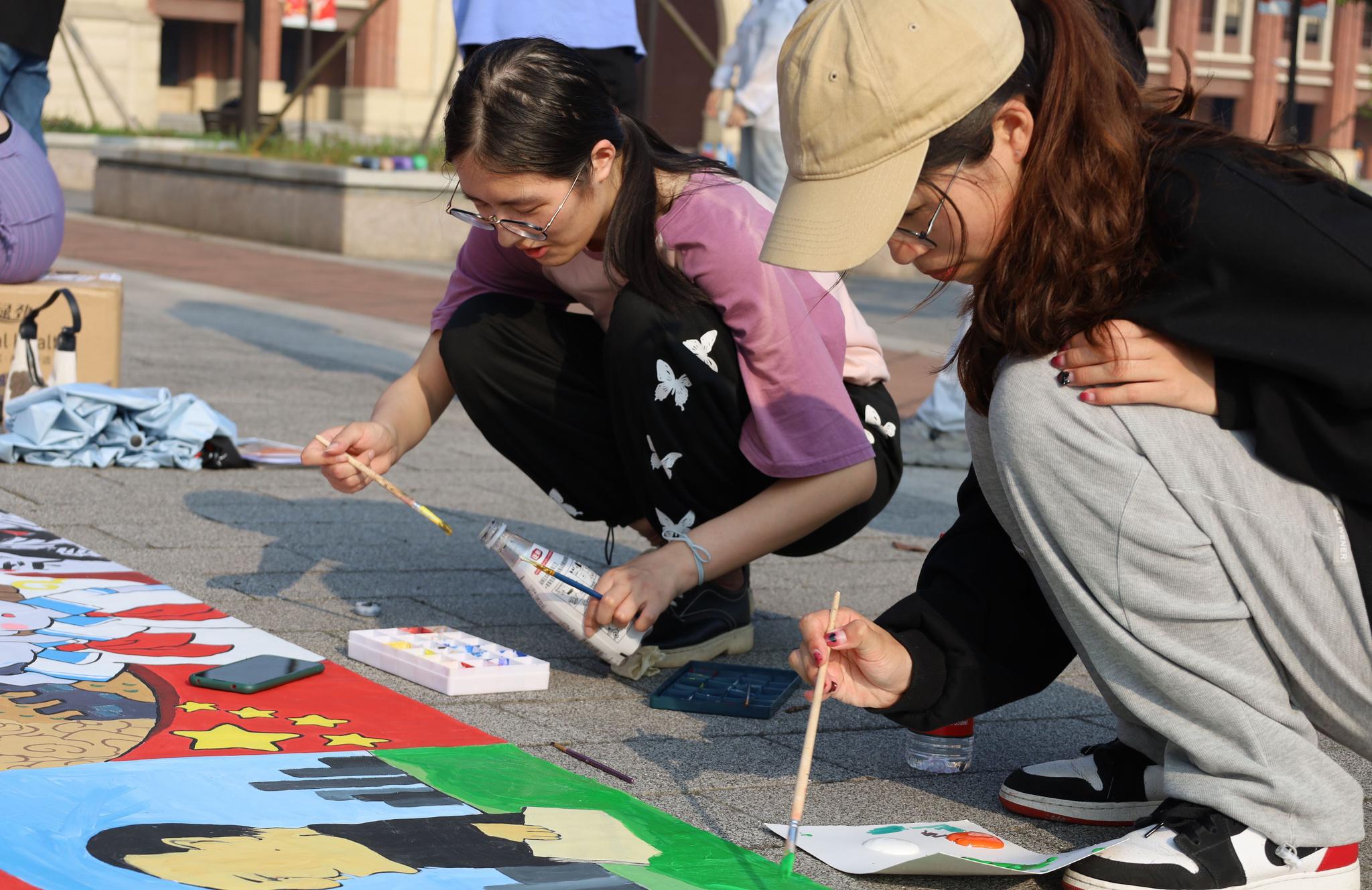 绘制百年党史百米长卷