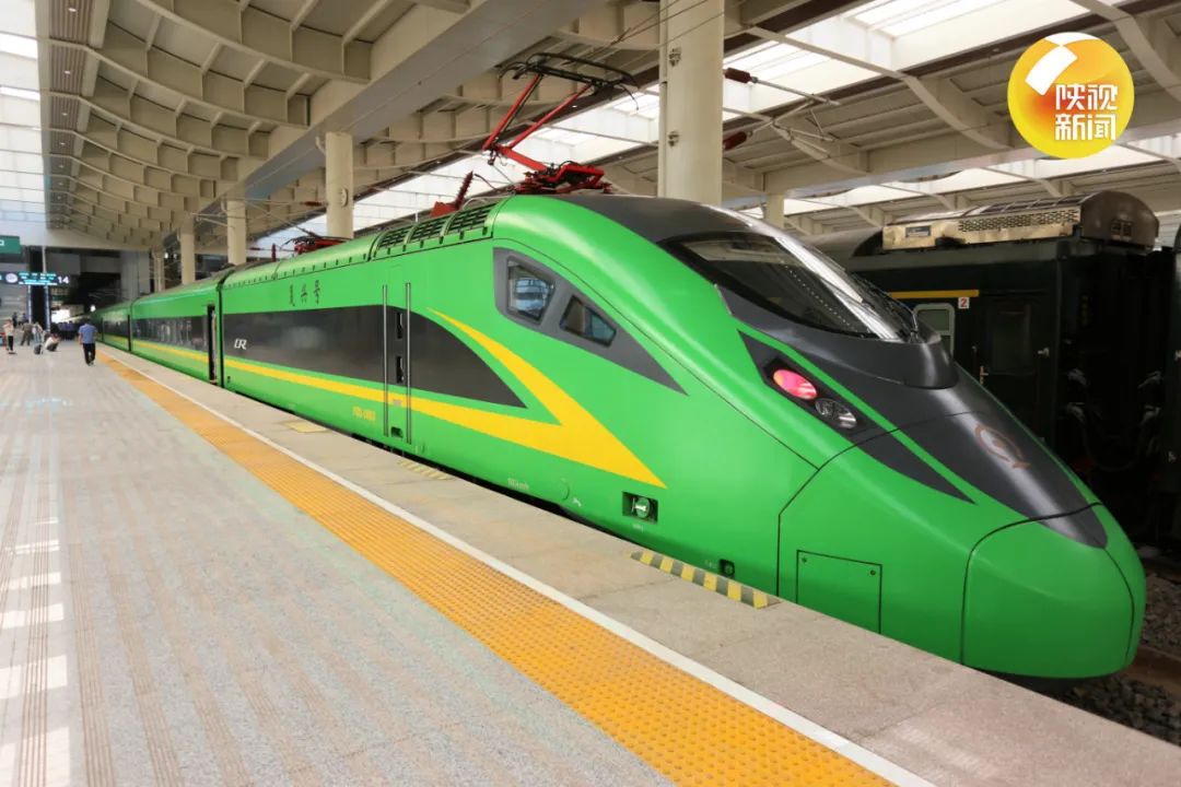 西安至鄂尔多斯绿巨人动车组列车首发