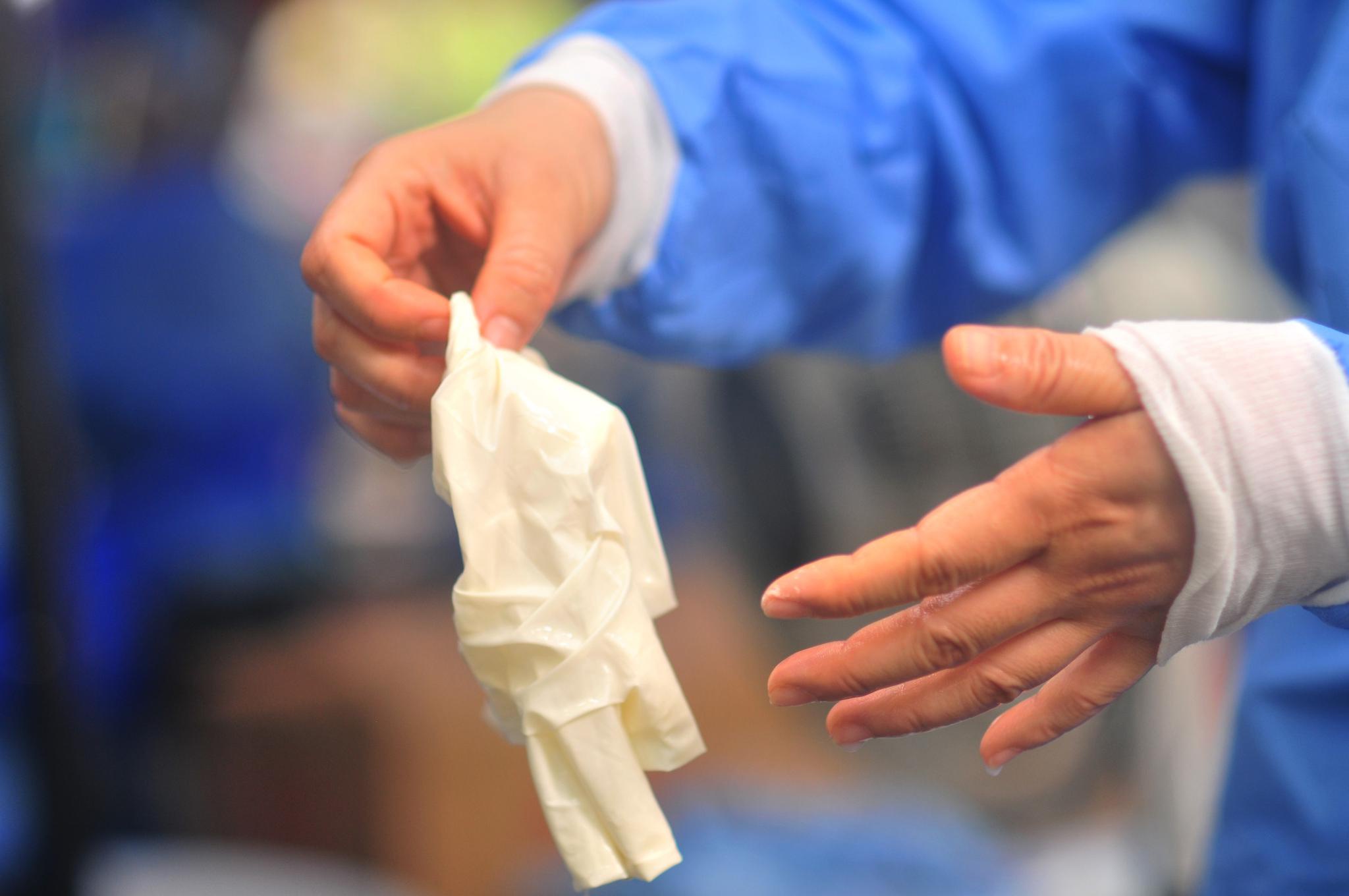 佛山市第二人民医院,医护人员将手套脱下后,汗水从指间滴下来.