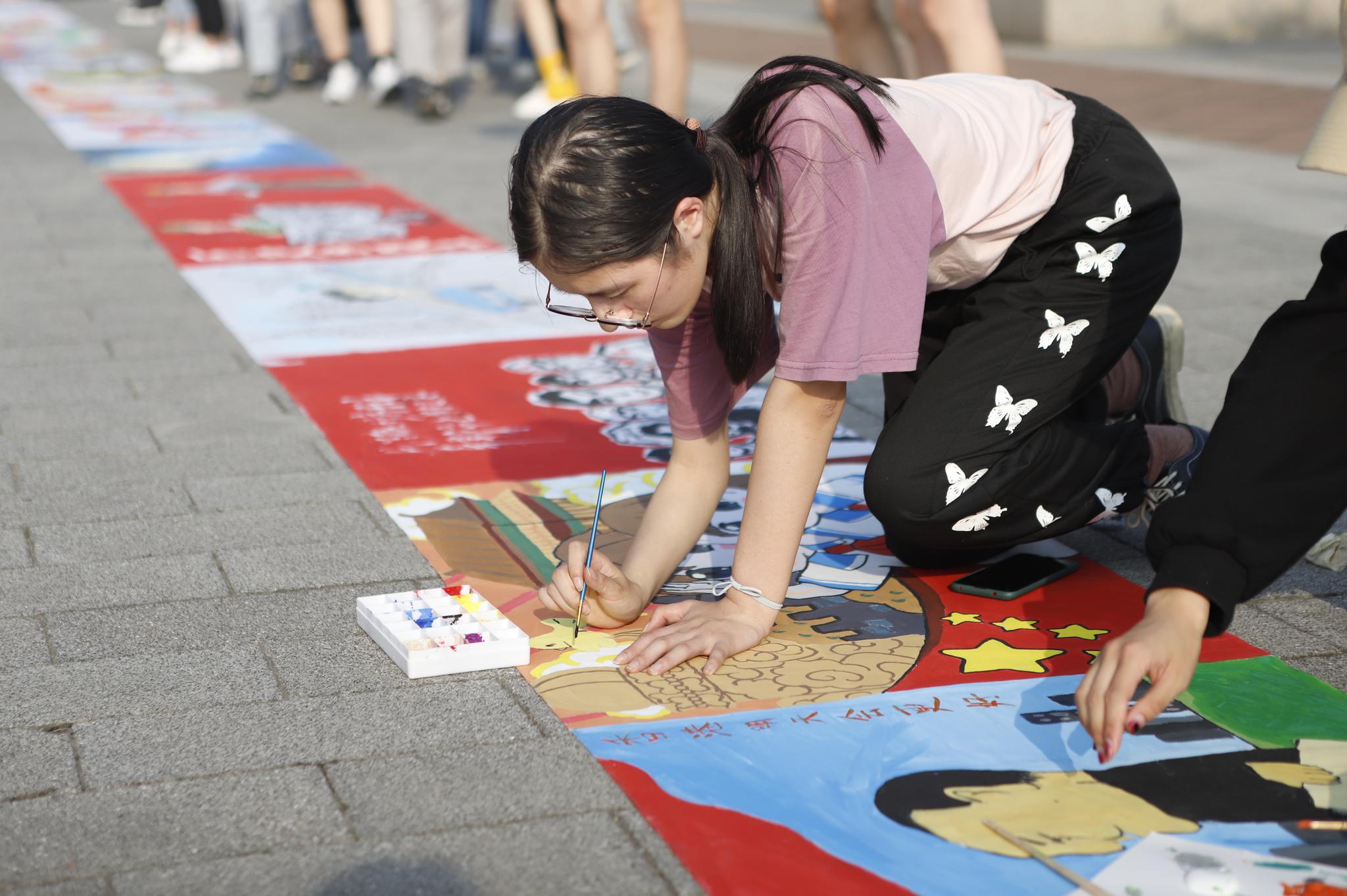 绘制百年党史百米长卷|绘画_新浪新闻