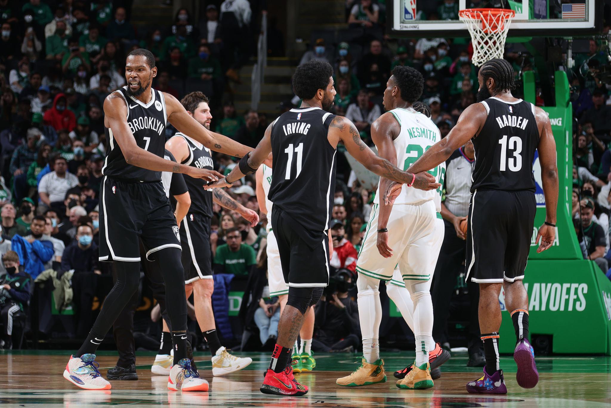 最终,三巨头合力砍下104分,送出25次助攻,而篮网单场141分则刷新队史