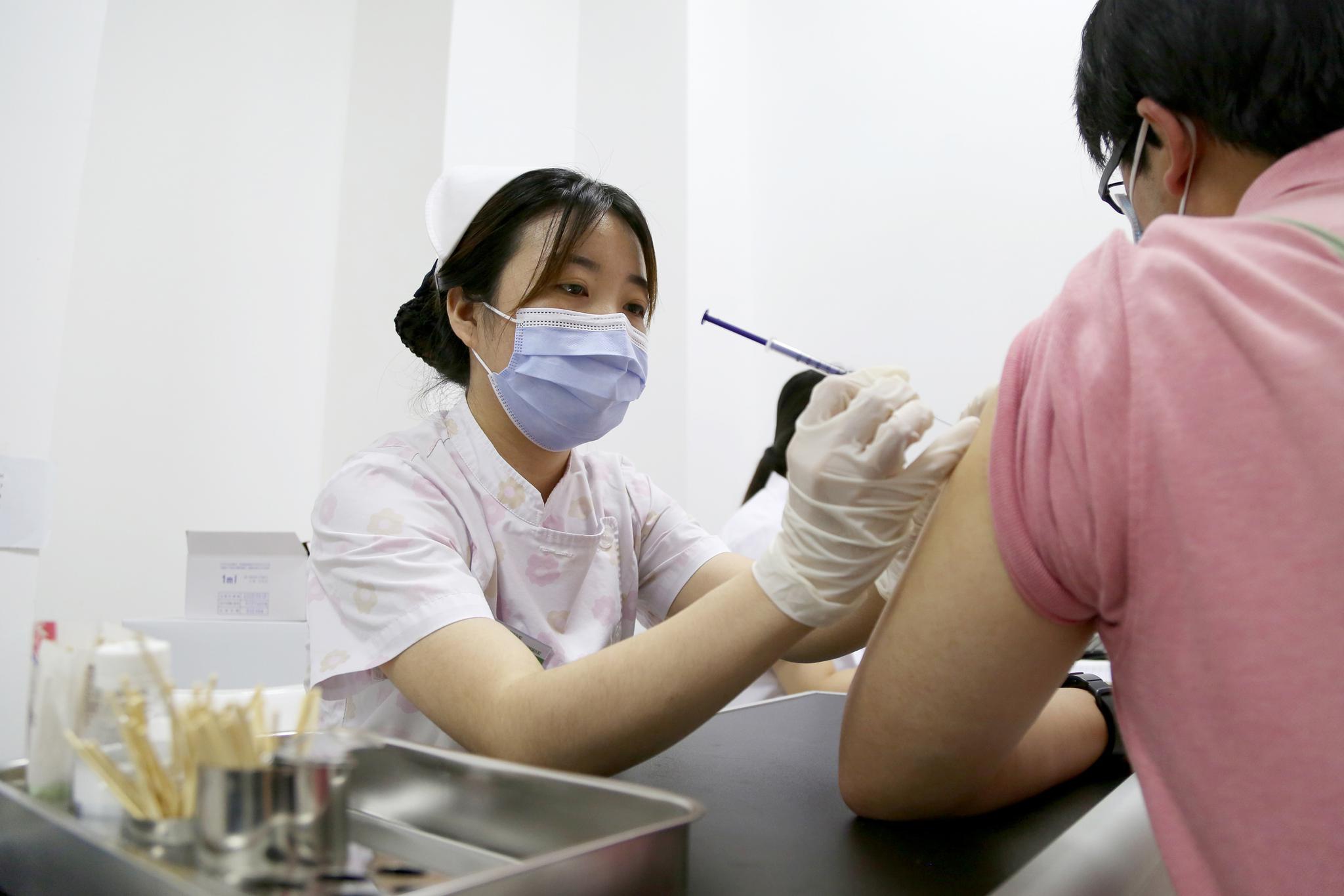 90后援鄂护士再披战袍上战场一天最多接种新冠疫苗500余支