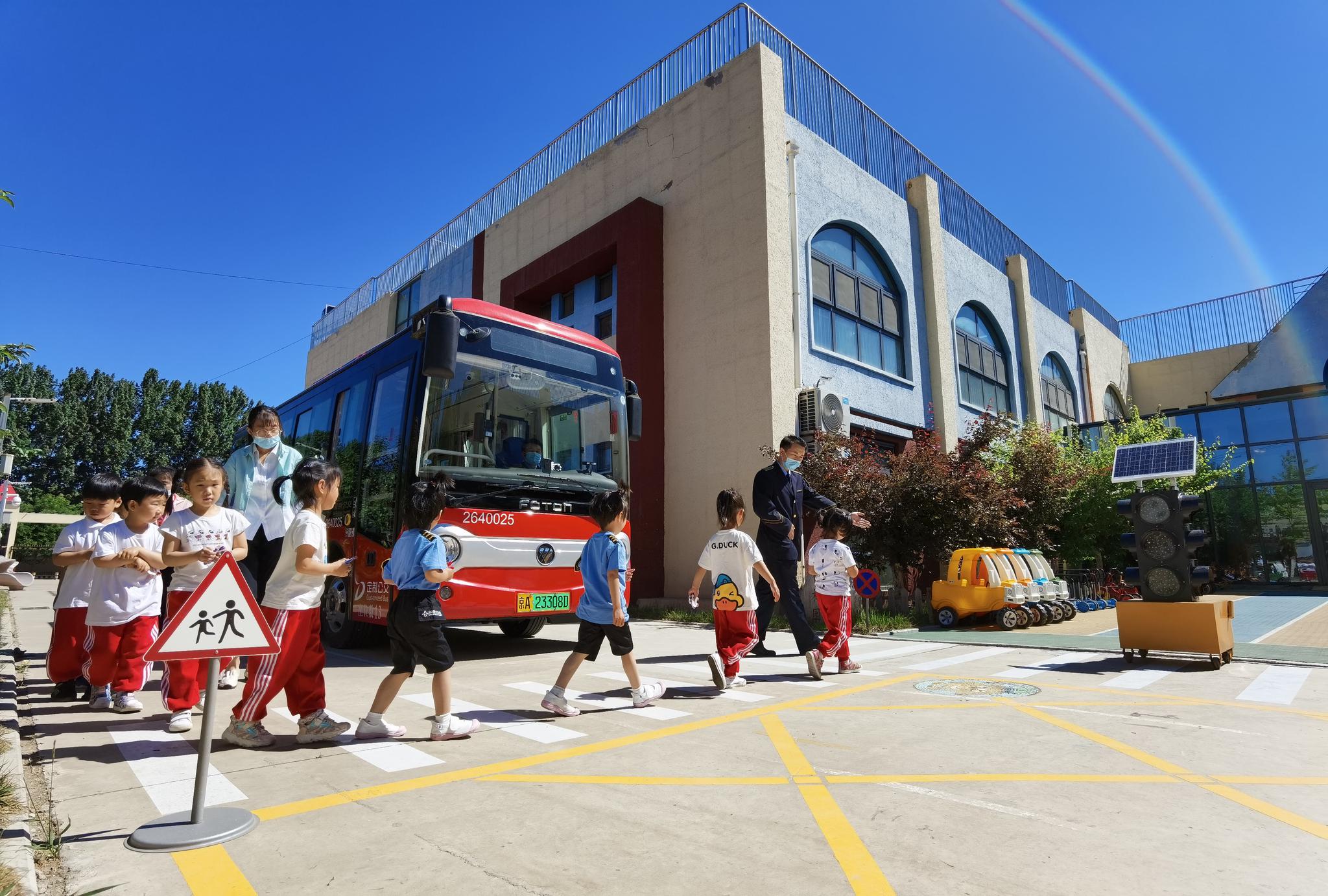 "公交车厢"搬进幼儿园,孩子们玩儿中学安全乘车