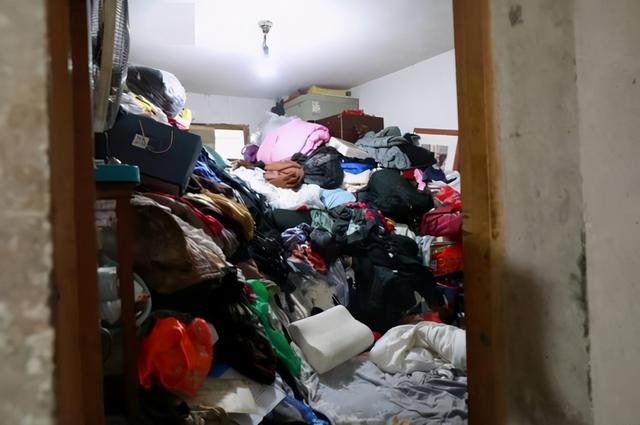 上海58岁阿姨月入2万，名下多套房，有两套房专门用来装“垃圾”：这都是我的宝贝