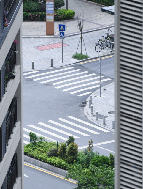 荔湾区实施居家隔离的区域,道路上空无一人。新华社记者 邓华 摄