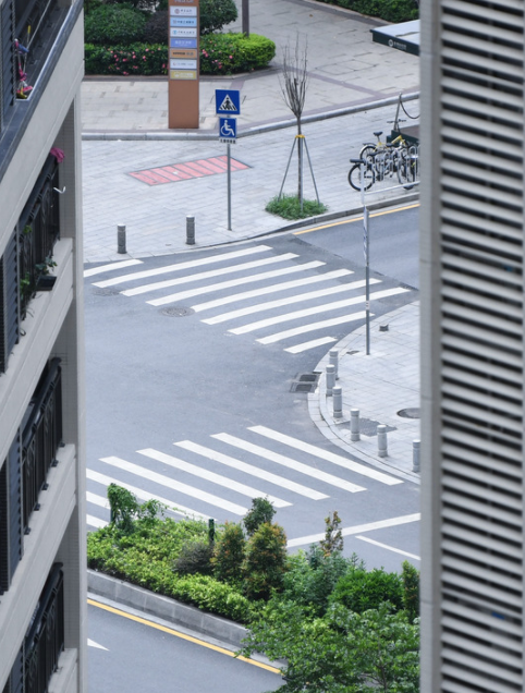 荔湾区实施居家隔离的区域，道路上空无一人。新华社记者 邓华 摄