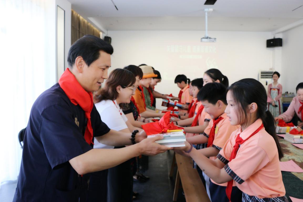 为孩子们赠送精美书籍.董尉供图