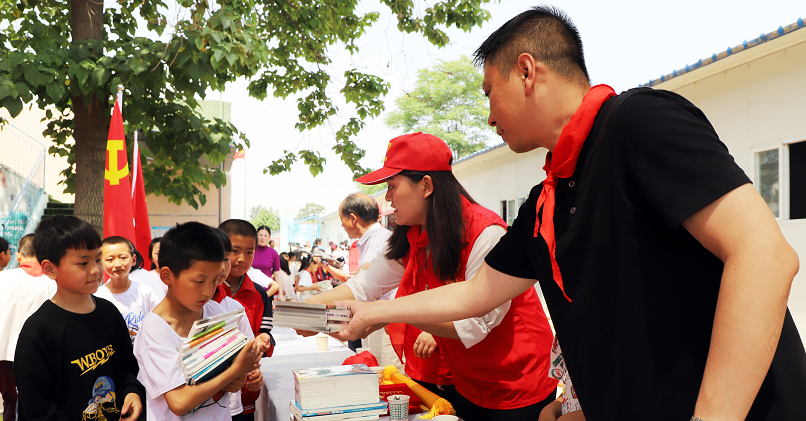 中建五局三公司西北分公司为开展儿童节书送希望活动为希望小学捐赠