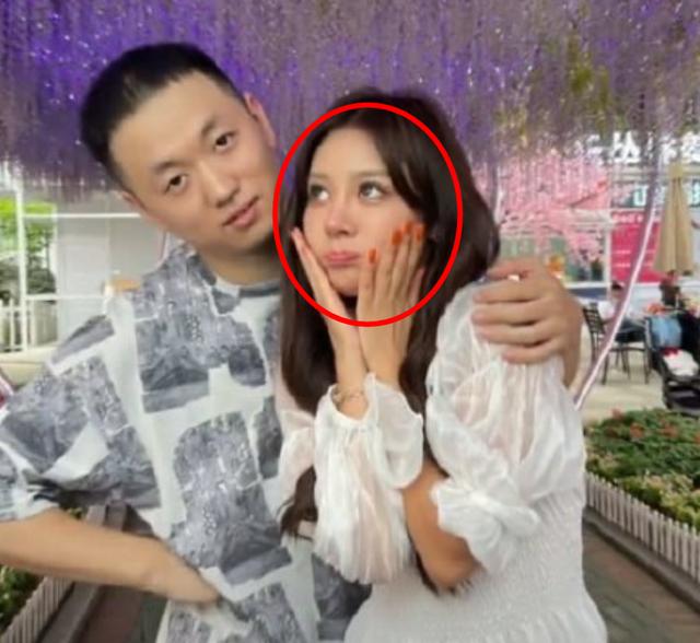 药水哥正式官宣恋情,与女友草地嬉戏好甜蜜,女友颜值身材成焦点