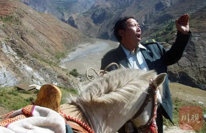 嘹亮的山歌,拂过高山邮路的每一道岭,每一棵树,每一块石头.