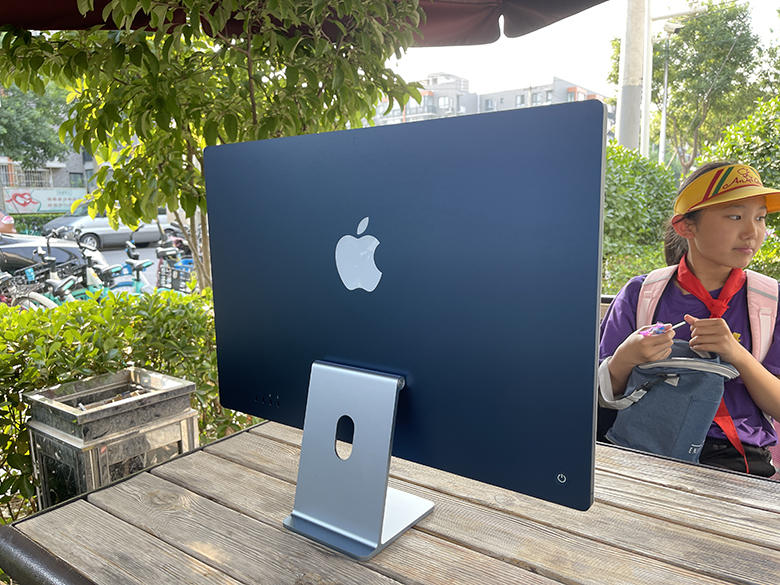 有了七彩色的加持后,新款imac背部显得更加青春,一整块蓝色铝合金背板