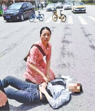 外卖小哥被撞飞 她跪马路上救治休闲区蓝鸢梦想 - Www.slyday.coM