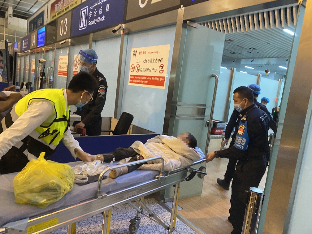 待飞航班为断臂男孩“二次开门”，体现了“生命至上”的温度休闲区蓝鸢梦想 - Www.slyday.coM