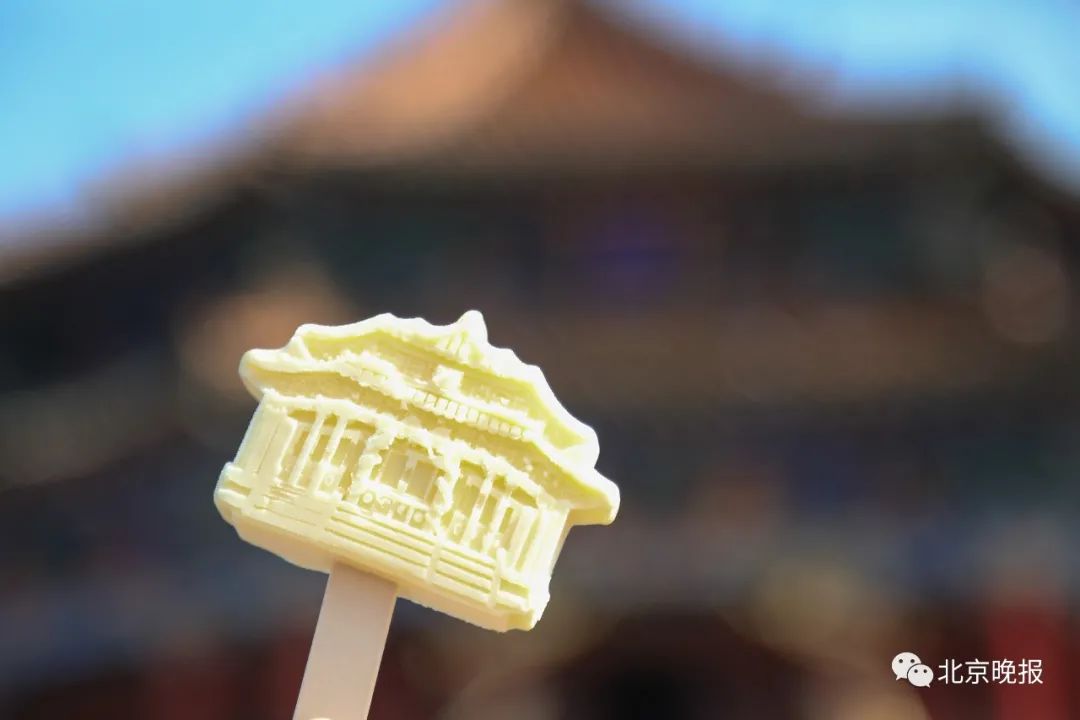 今年五一假期，沈阳故宫文创推出的大殿雪糕和神兽雪糕受到游客的喜爱。视觉中国 供图