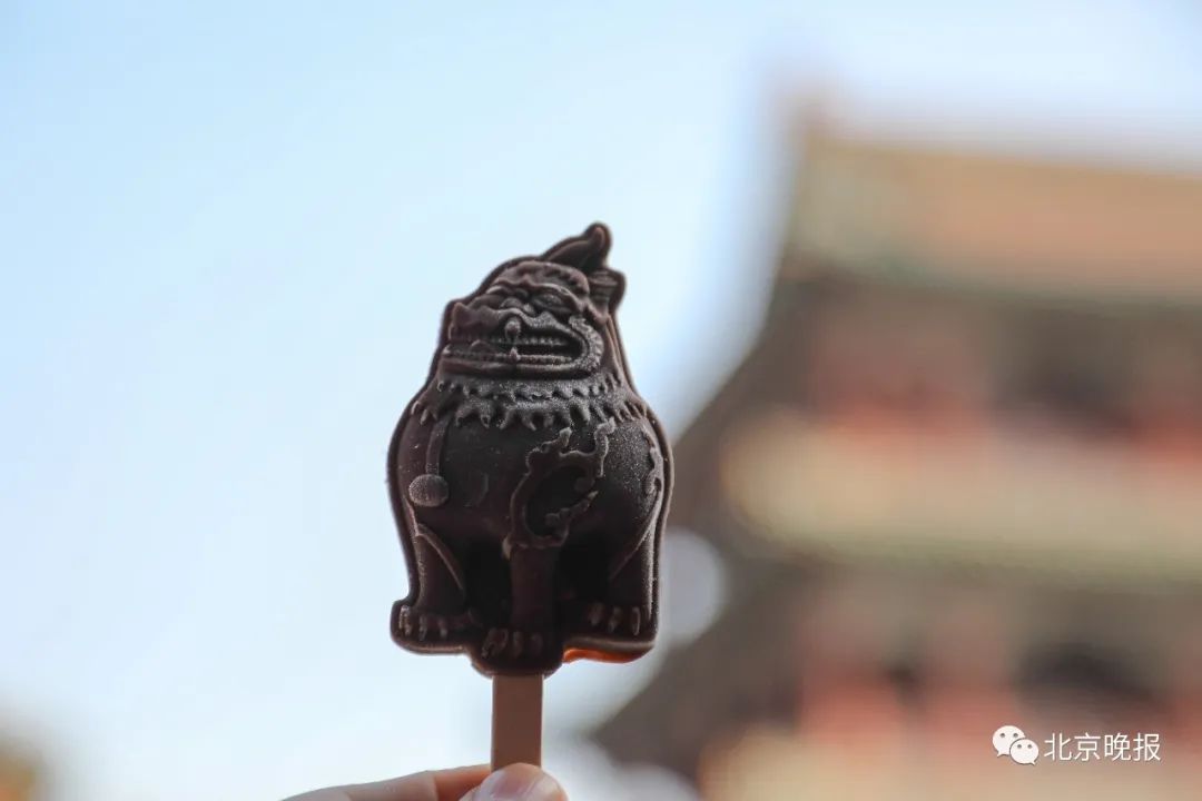 今年五一假期，沈阳故宫文创推出的大殿雪糕和神兽雪糕受到游客的喜爱。视觉中国 供图